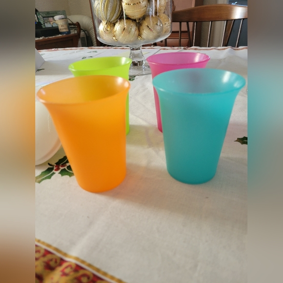 Tupperware Dining Tupperware 4 Sipping Cups With Lids Lids Fit Very